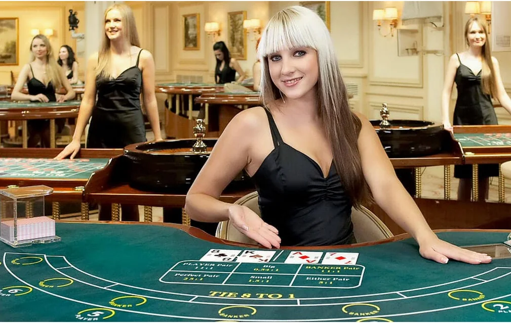 Tampilan dealer dan meja baccarat dalam ruang live